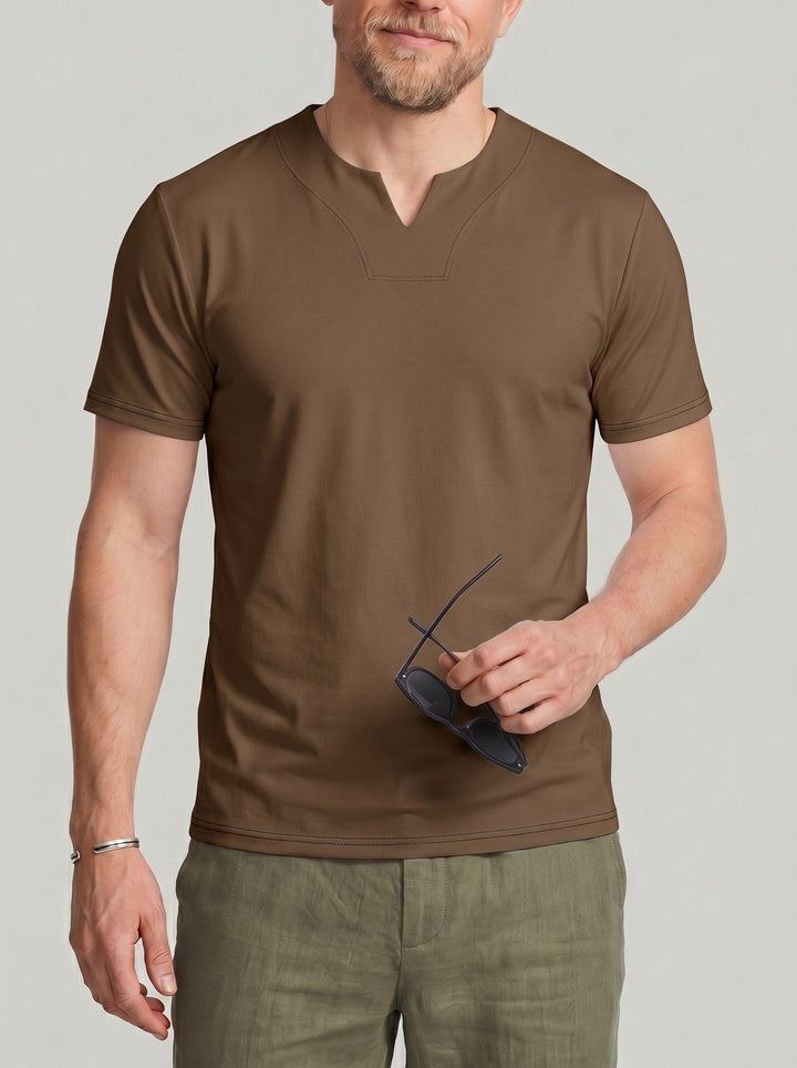 T-shirt uni col V brun, vue portée de face