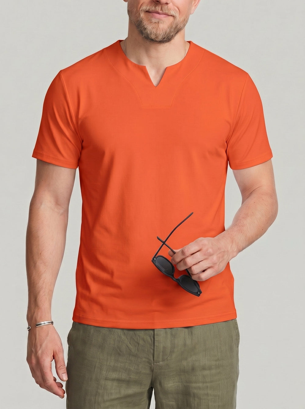 T-shirt uni col V orange, vue portée de face
