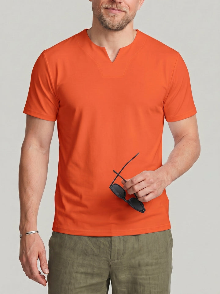 T-shirt uni col V orange, vue portée de face
