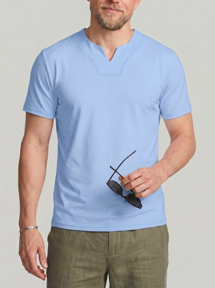 T-shirt uni col V bleu clair, vue portée de face