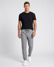 Pantalon à carreaux avec cordon gris clair — vue portée de face en studio, avec t-shirt noir