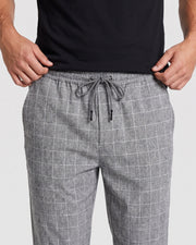 Pantalon à carreaux avec cordon gris clair — détail ceinture et tissu texturé