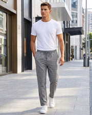 Pantalon à carreaux avec cordon gris clair — vue portée en marche, avec t-shirt blanc
