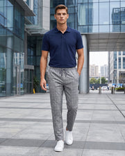 Pantalon à carreaux avec cordon gris clair — vue portée en ville, avec polo bleu marine