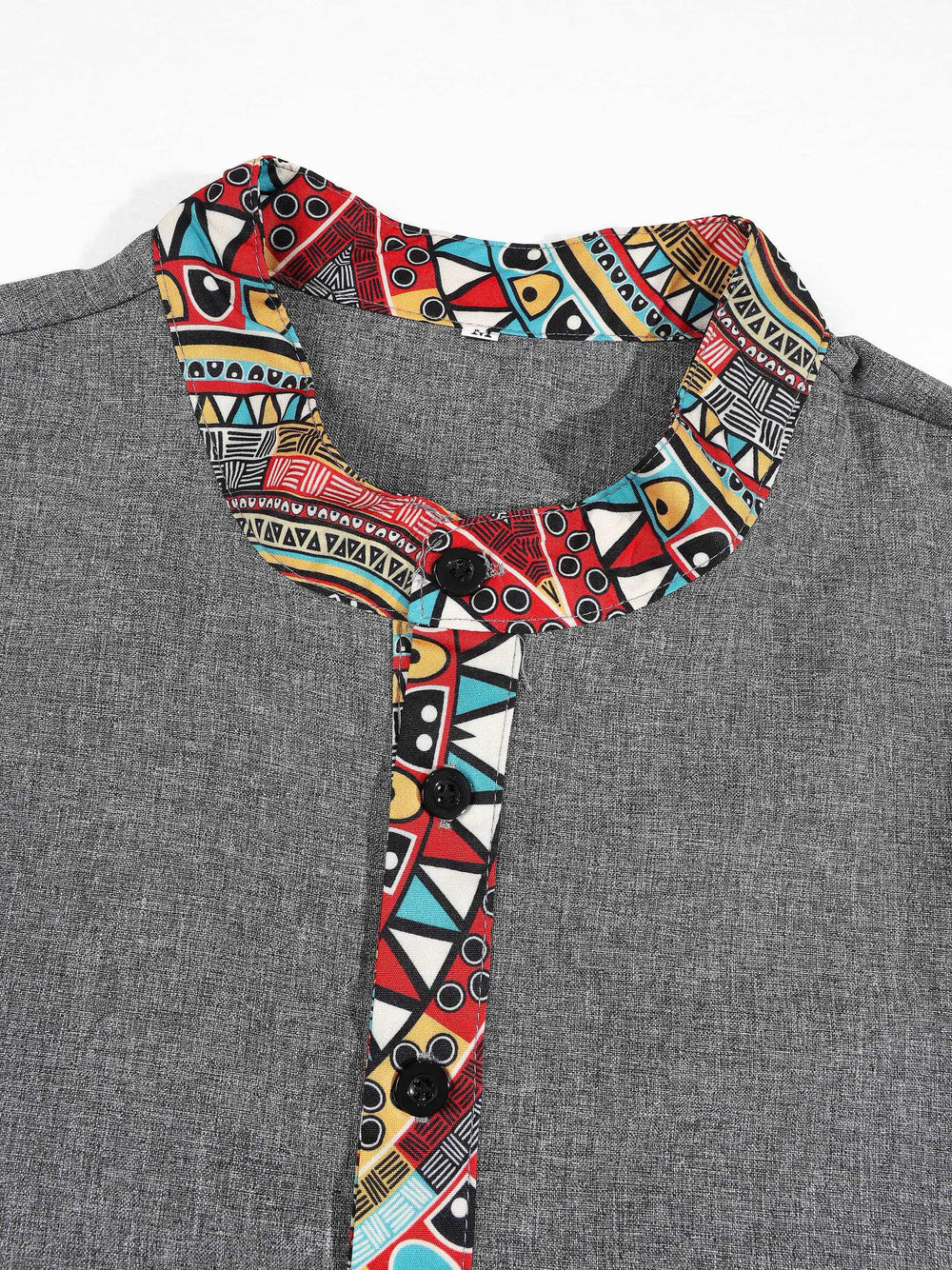 Tenue haut et short gris, détail de l'encolure