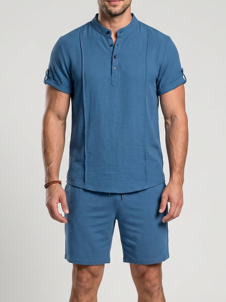 Ensemble haut à col boutonné et short, porté