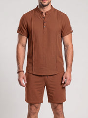 Ensemble haut à col boutonné et short, porté