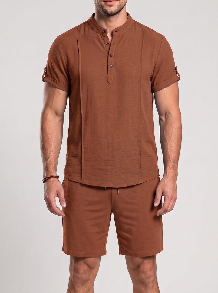 Ensemble haut à col boutonné et short, porté