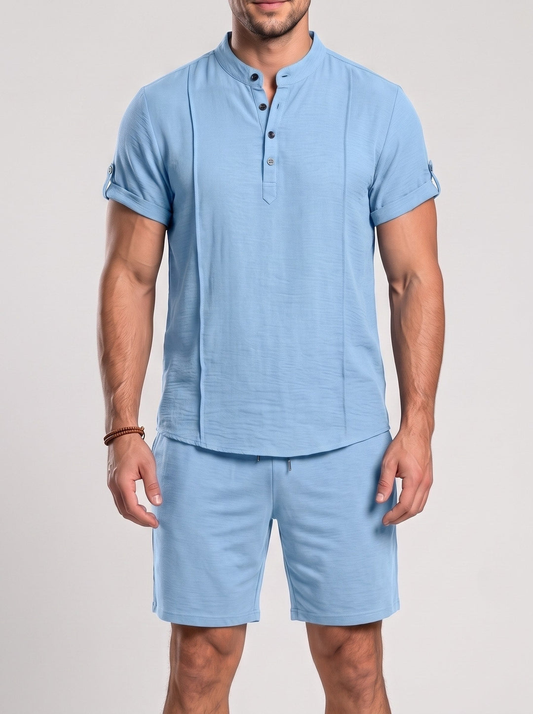Ensemble haut à col boutonné et short, porté