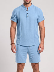 Ensemble haut à col boutonné et short, porté