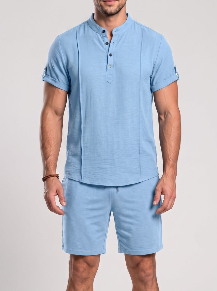 Ensemble haut à col boutonné et short, porté