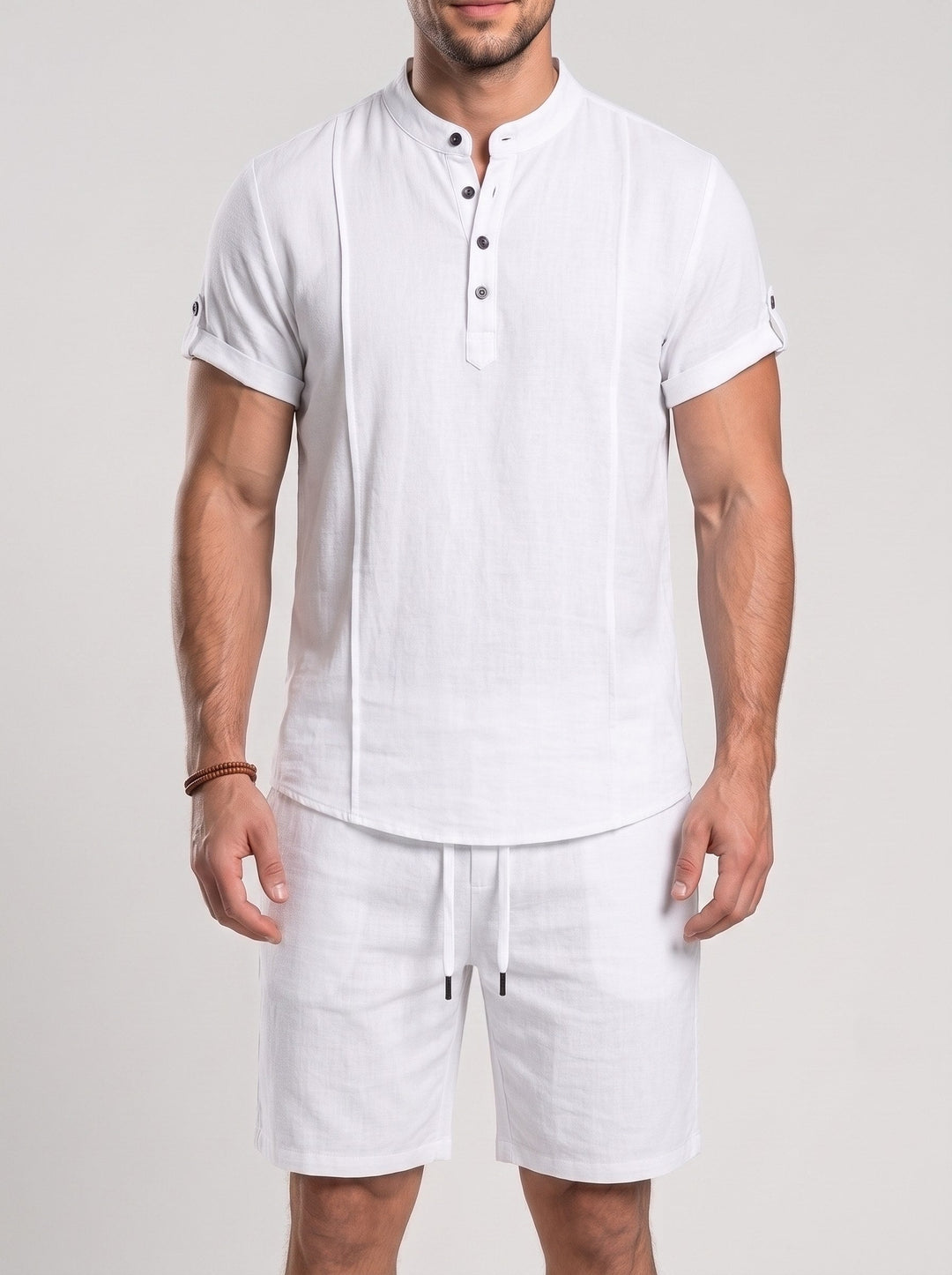 Ensemble haut à col boutonné et short, porté