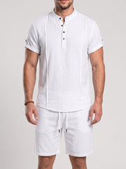 Ensemble haut à col boutonné et short, porté