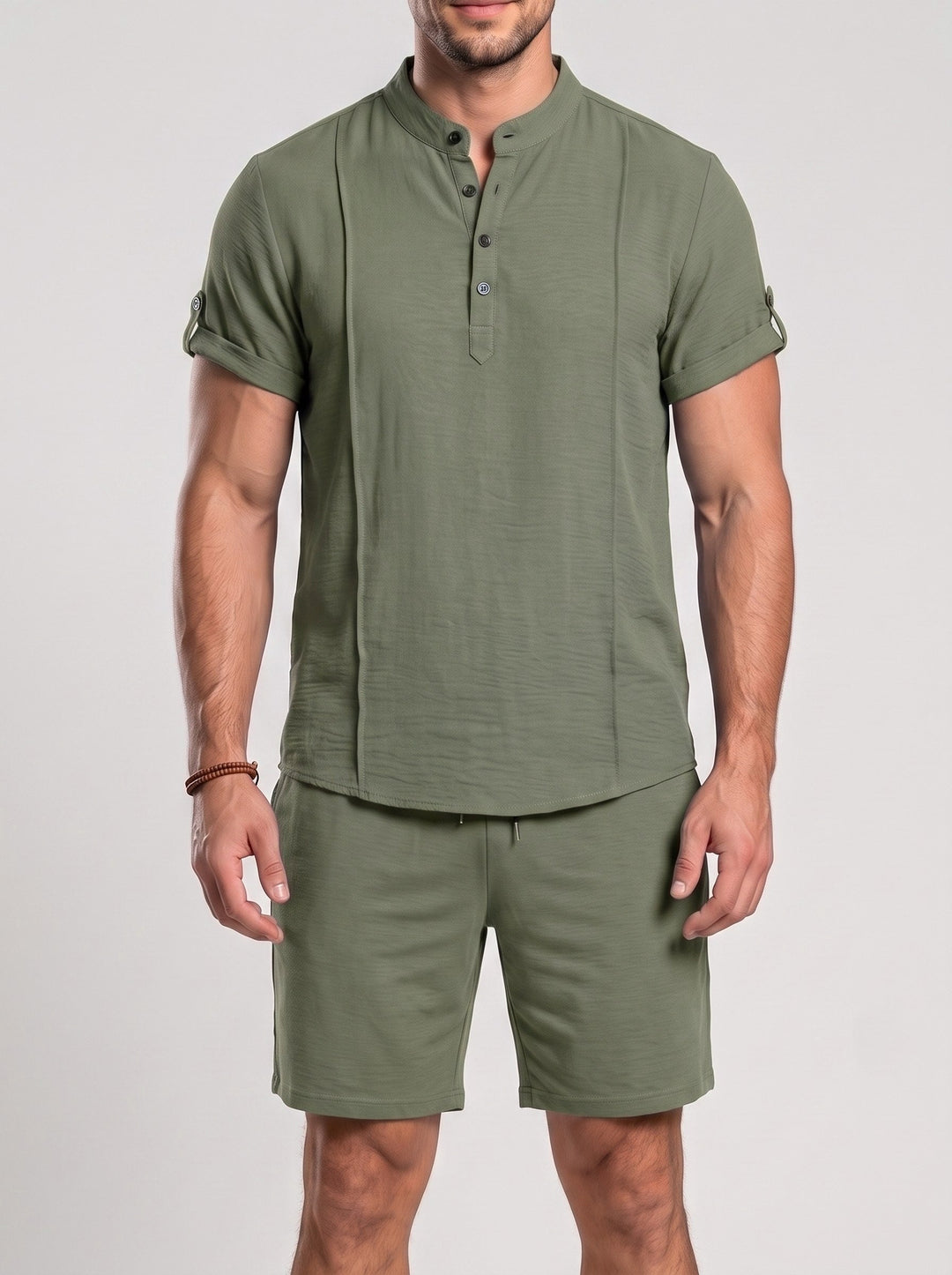 Ensemble haut à col boutonné et short, porté