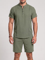 Ensemble haut à col boutonné et short, porté