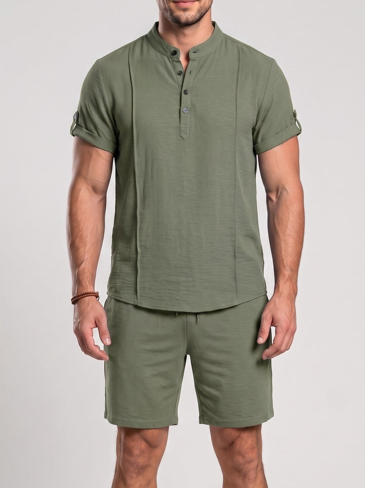 Ensemble haut à col boutonné et short, porté