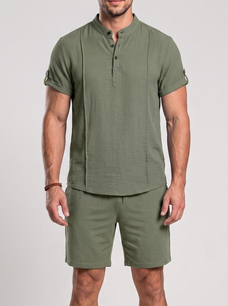 Ensemble haut à col boutonné et short, porté