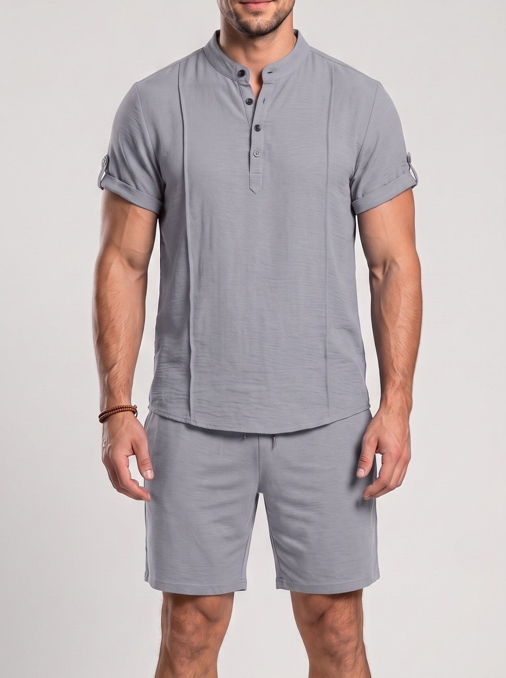 Ensemble haut à col boutonné et short, porté