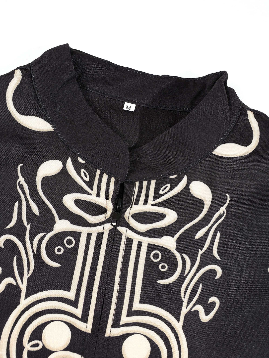 Ensemble deux pièces à motifs graphiques noir — gros plan du col et du motif
