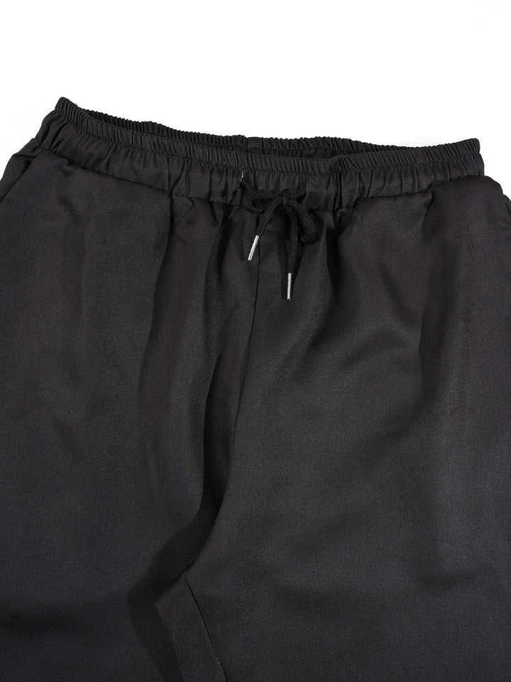 Ensemble deux pièces à motifs graphiques noir — détail du pantalon à cordon