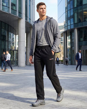 Pantalon jogging cordon poches zippées noir — vue portée en ville, avec sweat zippé gris
