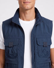 Gilet à poche zippée bleu marine — gros plan col montant