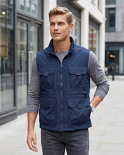 Gilet à poche zippée bleu marine — vue portée en ville, sur chemise grise
