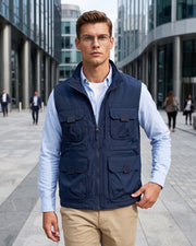 Gilet à poche zippée bleu marine — vue portée sur chemise bleu ciel
