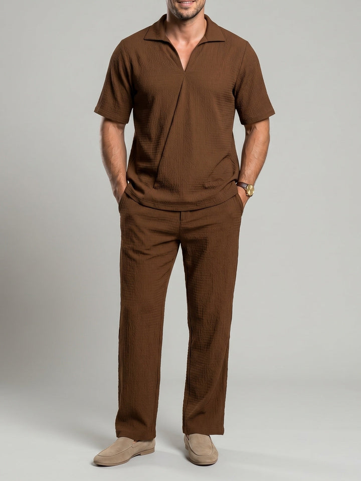 Tenue à encolure en V brune, vue portée de face