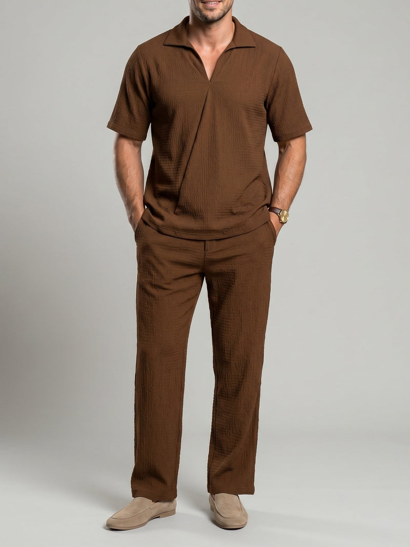 Tenue à encolure en V brune, vue portée de face