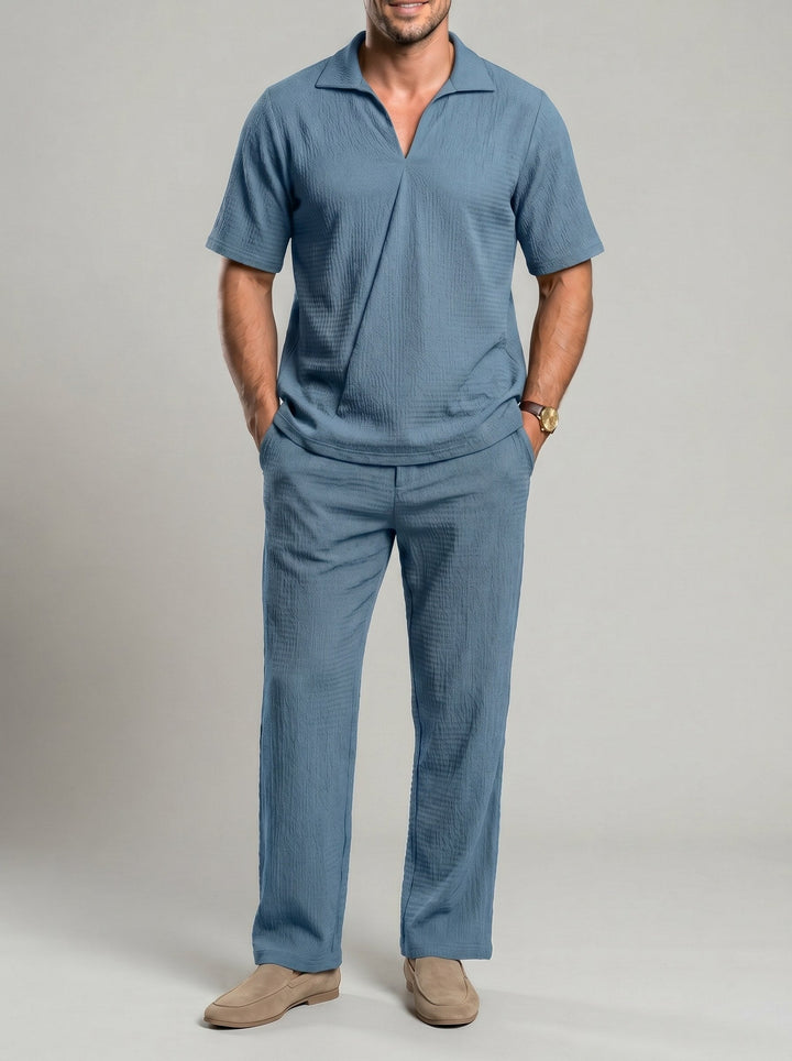 Tenue col V bleu clair, vue portée de face