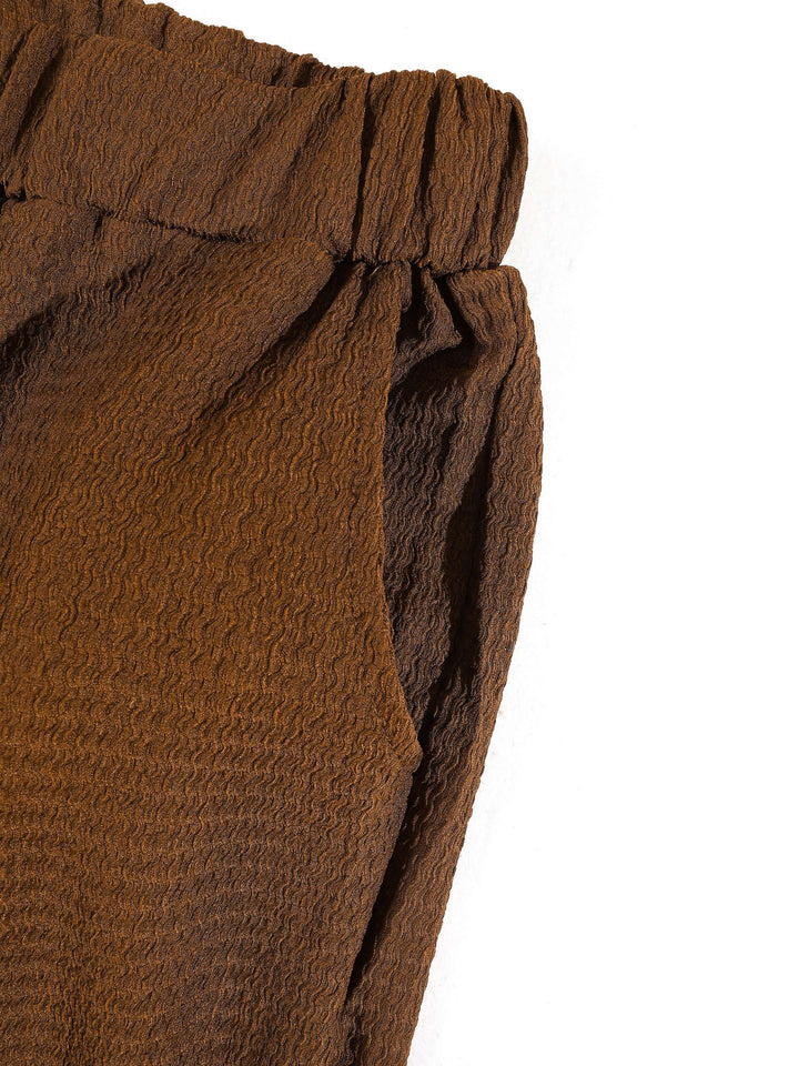 Tenue à encolure en V brune, détail de la poche