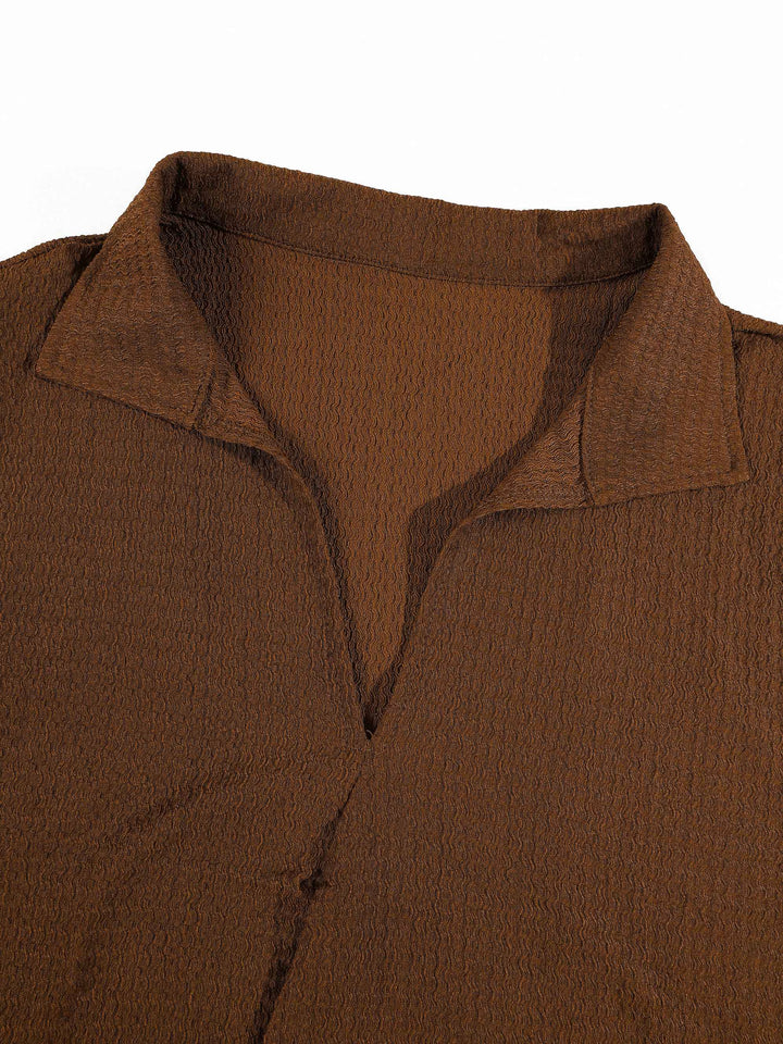 Tenue à encolure en V brune, détail du col