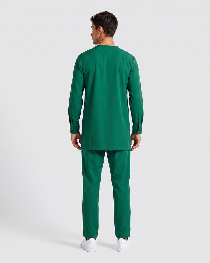 Ensemble haut long et pantalon vert — vue de dos