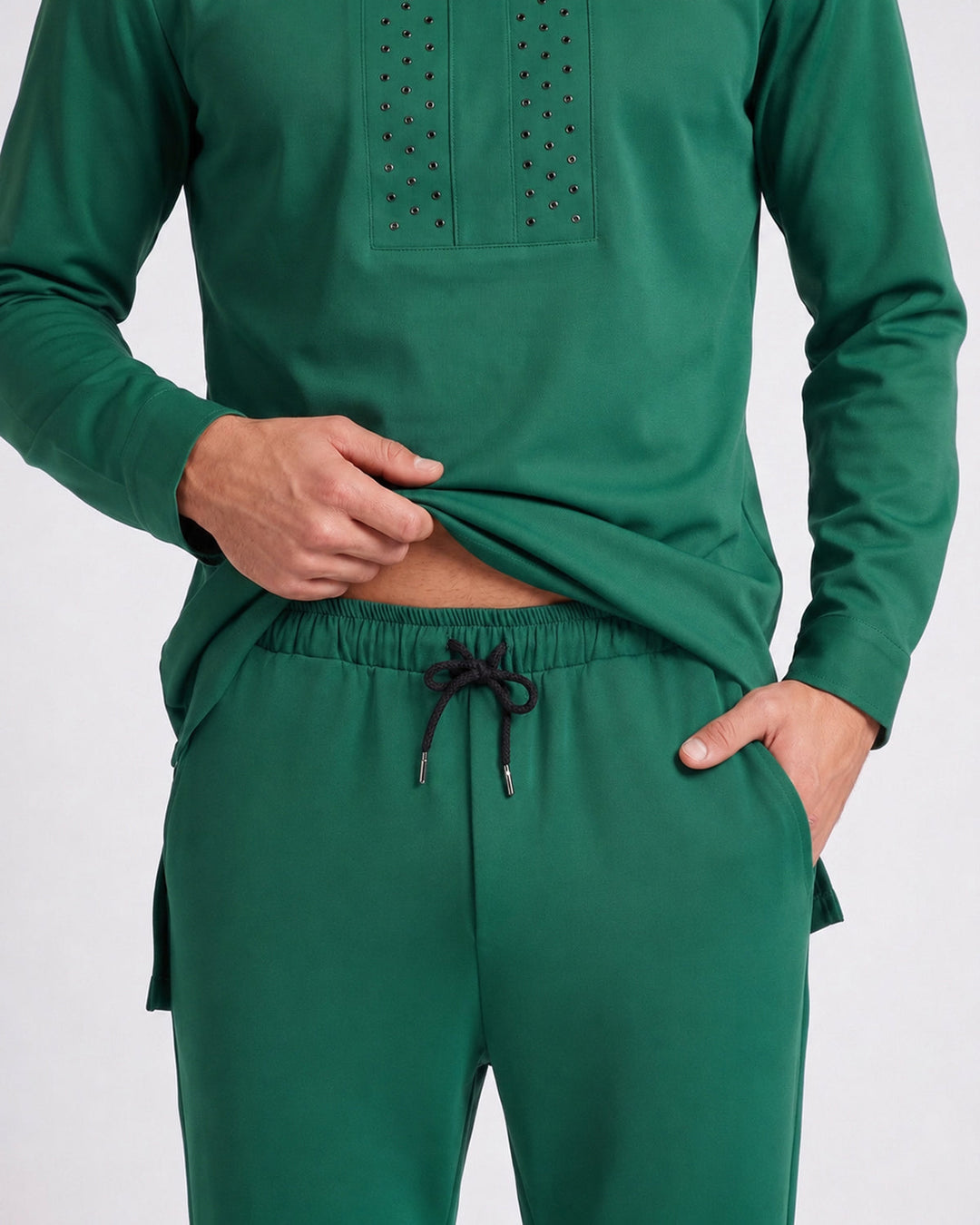 Ensemble haut long et pantalon vert — détail du pantalon à cordon