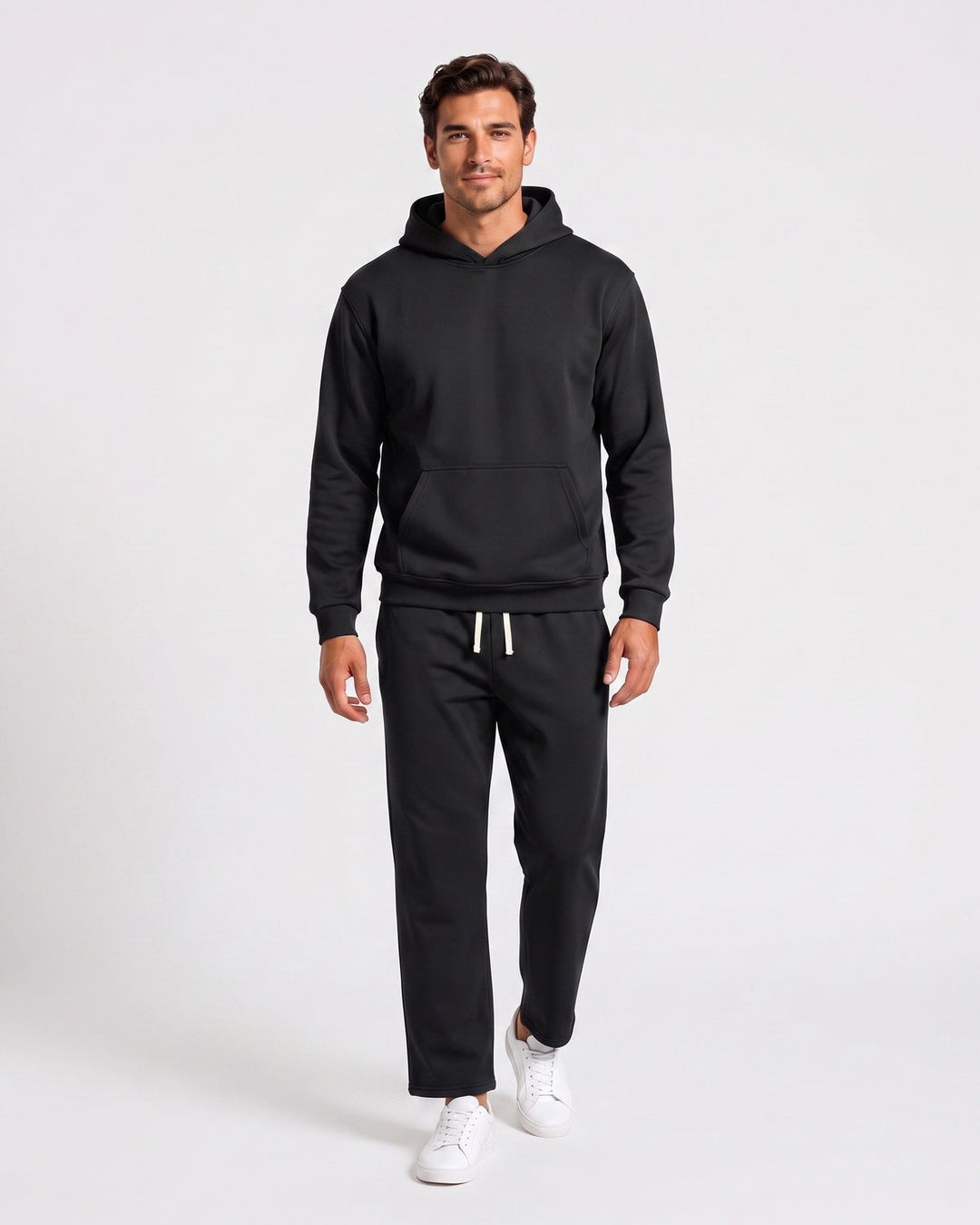 Ensemble sweat à capuche et pantalon noir — vue de face