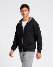 Veste zippée à capuche noire doublée léopard, vue portée de trois-quarts
