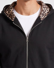 Veste zippée à capuche noire, gros plan de la capuche léopard