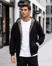 Veste zippée à capuche noire doublée léopard, vue portée en extérieur