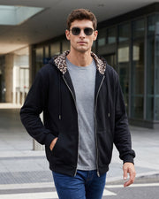 Veste zippée à capuche noire doublée léopard, vue portée en extérieur avec lunettes