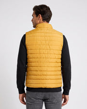 Gilet matelassé à col montant jaune — vue portée de dos