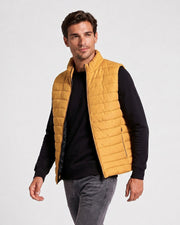Gilet matelassé à col montant jaune — vue portée de trois-quarts