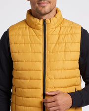 Gilet matelassé à col montant jaune — gros plan matelassage horizontal et zip noir