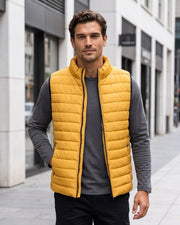 Gilet matelassé à col montant jaune — vue portée en marche, en ville
