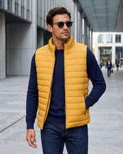 Gilet matelassé à col montant jaune — vue portée en ville, lunettes de soleil