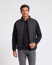 Gilet matelassé à col montant noir — vue portée de face
