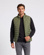 Gilet matelassé à col montant vert olive — vue portée de face
