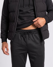 Ensemble sport décontracté trois pièces — détail bas du gilet et cordon du jogging