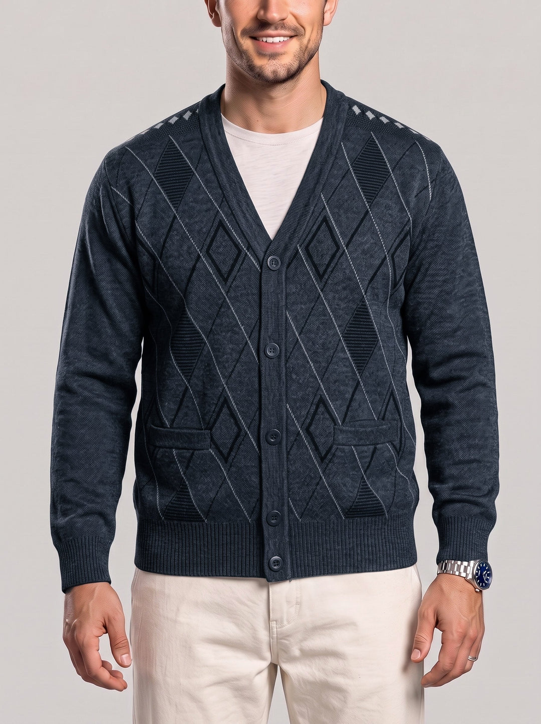 Cardigan boutonné à losanges gris foncé, vue de face