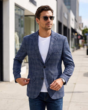 Veste de costume bleue à carreaux, vue portée en extérieur avec lunettes